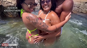 Горячие подружки полностью голые целуются на пляже Сальвадора