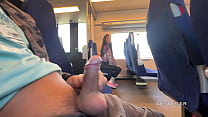 Una ragazza sconosciuta si è masturbata e mi ha succhiato sul treno in pubblico