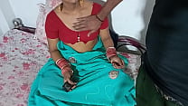 Ehemann fickt Ehefrau allein, während er zu Hause arbeitet, indisches Hindi-HD-Porno-Video mit klarer Hindi-Stimme.