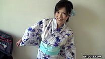 日本のブルネットの着物の女性、青山咲のチンポしゃぶり、無修正。