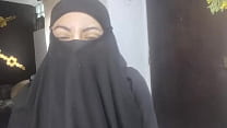 Echte geile arabische Amateurfrau, die auf ihrem Niqab spritzt, masturbiert, während Ehemann HIJAB PORN betet