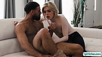 Tbabe blonde sexy suce son beau-père bigcock