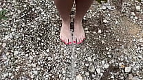 Me hace pipí en los pies y el culo en la playa. Me encanta sentir esta lluvia caliente.