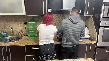 जब मैं अपने पति के बगल में खाना बना रही होती हूं तो मेरे पति का दोस्त मेरी गांड पकड़ लेता है जिसे नहीं पता कि उसका दोस्त मुझे फूहड़ एनटीआर की तरह ट्रीट करता है