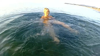Increíble sexo en el agua de la playa pública con mamada bajo el agua
