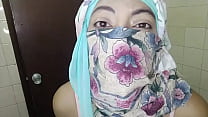 CALDA araba in jeans sexy e niqab si masturba la figa musulmana spruzzando e schizza sui jeans
