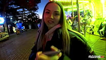 - I want to suck you right here! - Alexa gets horny on the ferris wheel