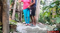 野外で赤いTシャツを着た彼女のボーイフレンドと村のガールフレンドのセックス（Localsex31による公式ビデオ）