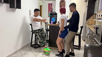 Bailando Reggaeton con la Novia de mi Amigo y Le Froto mi Polla en su Culo al Frente de el para Excitarla NTR Historia Netorare