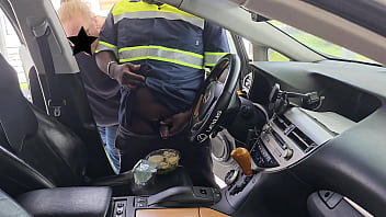 ¡¡¡DIOS MÍO!!! La clienta atrapó al repartidor de comida masturbándose en su ensalada César (en el automóvil)