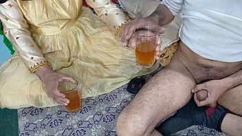 Indische frisch verheiratete Braut wird nach gesundem Saft mit einem intelligenten Dildo anal gefickt