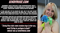 Sindy Rose toma algunos juguetes de criatura en su culo, fisting anal y prolapso en el baño