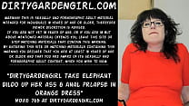 Dirtygardengirl prend un gode éléphant dans le cul et un prolapsus anal en robe orange
