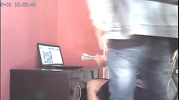 Câmera de segurança: peguei minha esposa traindo e chupando o pau de um cliente no escritório