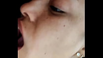 Hot brunette prend une grosse bite dans sa gorge profonde, éjaculation orale juteuse