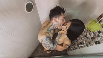 Das köstliche Transgender-Mädchen Paisa wird beim Duschen mit ihrem Freund in den Arsch gefickt