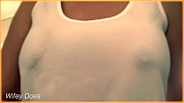 VISTA PREVIA - ESPOSA muestra increíbles tetas en camiseta mojada sin sostén