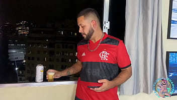 Chamei meu amigo para assistir a partida de futebol do Flamengo e comemos o cu um do outro. Completo no Red
