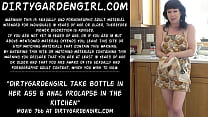 Dirtygardengirl toma botella en su culo y prolapso anal en la cocina