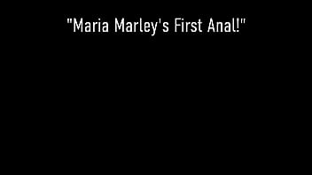 Die tätowierte brünette Schönheit Maria Marley wird im Doggystyle anal gepackt!