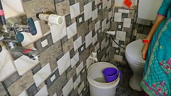 Una cliente donna urinava mentre faceva sesso con l'idraulico.
