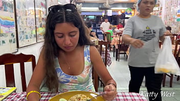 Katty almuerza en un café asiático sin bragas y exhibiendo su coño en público