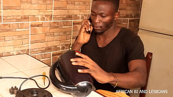 POV разнорабочий техник со своим клиентом в беспрецедентном трахе во время устранения неполадок на телевидении на африканских би и лесбиянках
