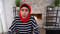 Madrastra en hiyab aprende lo que hacen las milf americanas- Lilly Hall