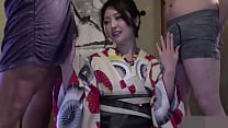 Trío de una belleza japonesa casada de pelo negro. Feria, sexo creampie y sexo anal. sin censura hay una doble inserción.