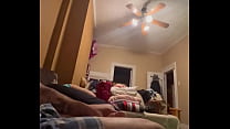 Auf den Füßen meiner Frau sitzen, während sie schläft