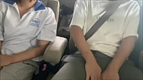 [Любительское видео] «Я сейчас закричу...!» Несмотря на то, что прямо возле машины стоят обычные люди, большая грубая пара занимается сексом в машине и кончает во время траха.