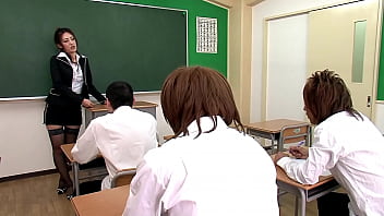 セクシーな日本人家庭教師が生徒たちをフェラしてから変態病院に送り込まれる