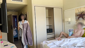 FLASH DE PAU PÚBLICO. Puxo meu pau para fora na frente de uma camareira do hotel e ela concordou em me masturbar.