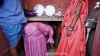 Familia india en la cocina XXX en hindi
