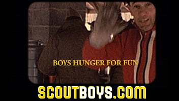 ScoutBoys - テントの中で吊るされたスカウトマスターに誘惑されるかわいい滑らかなスカウトボーイ