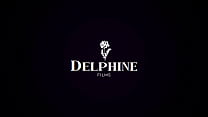 Delphine Films - La superbe fille Gizelle Blanco se faufile pour baiser son petit ami
