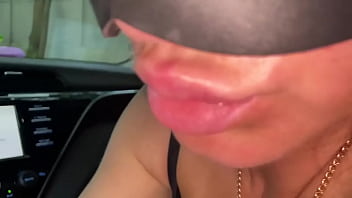 Студентка с большими сиськами отсосала в машине и получила  полный рот спермы