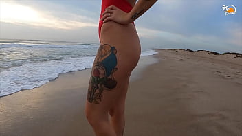 Coppia reale che si diverte su una spiaggia per nudisti. Sexy pompino bagnato