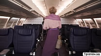 Стюардесса занимается сексом втроем со своими пассажирами в самолете
