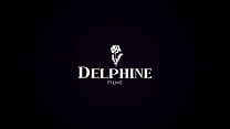 Delphine Films- Victoria Voxxx が同僚のペニスを飲み込む - 熱いピアノ セックス