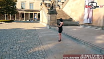 Chica natural normal alemana de al lado haciendo una cita a ciegas real en la calle