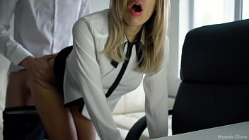 Le patron baise la secrétaire durement au bureau et jouit dans sa douce bouche