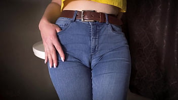 Milf sexy burlándose de su gran cameltoe en jeans ajustados