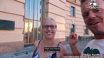 La ragazza single tedesca della porta accanto prova un vero appuntamento pubblico al buio e si fa scopare