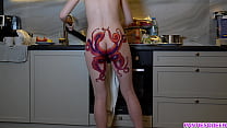 Ama de casa desnuda con tatuaje de pulpo en el culo cocina la cena en la cocina y te ignora