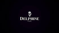 Delphine Films - Los compañeros de trabajo Katie Morgan y David Lee follan en el escritorio del jefe