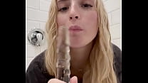 Linda rubia tetona se masturba en el baño con un dildo