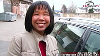 La joven asiática alemana de al lado se acercó en la calle para un casting de orgasmo