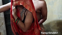 Bhabhi indien appréciant le sexe dans un sari rouge chaud.