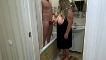 MILF mature branle sa bite dans la salle de bain et se livre au sexe anal